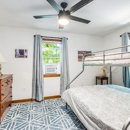 Secluded W Hot Tub, Fire Pit, Deck & Updated Wifi Great Cacapon Buitenkant foto