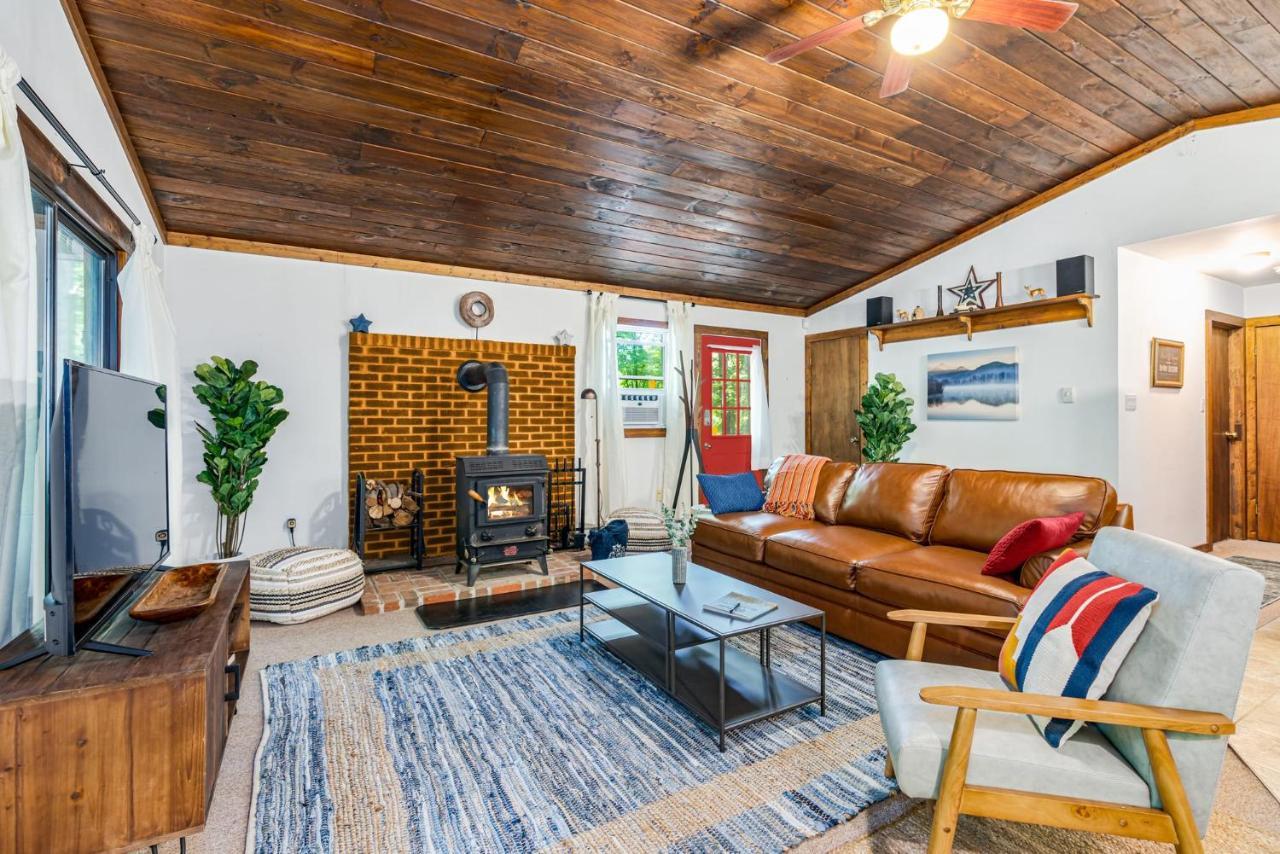 Secluded W Hot Tub, Fire Pit, Deck & Updated Wifi Great Cacapon Buitenkant foto