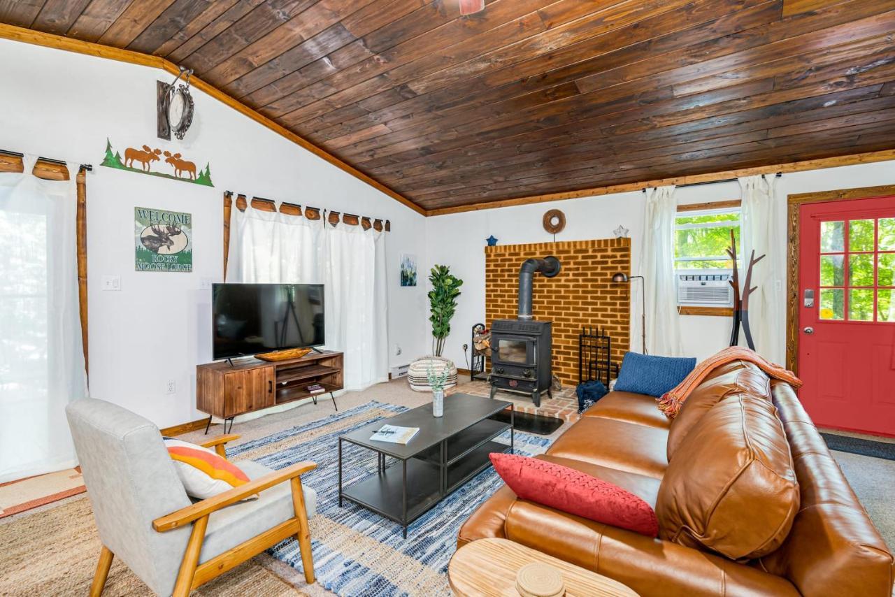 Secluded W Hot Tub, Fire Pit, Deck & Updated Wifi Great Cacapon Buitenkant foto