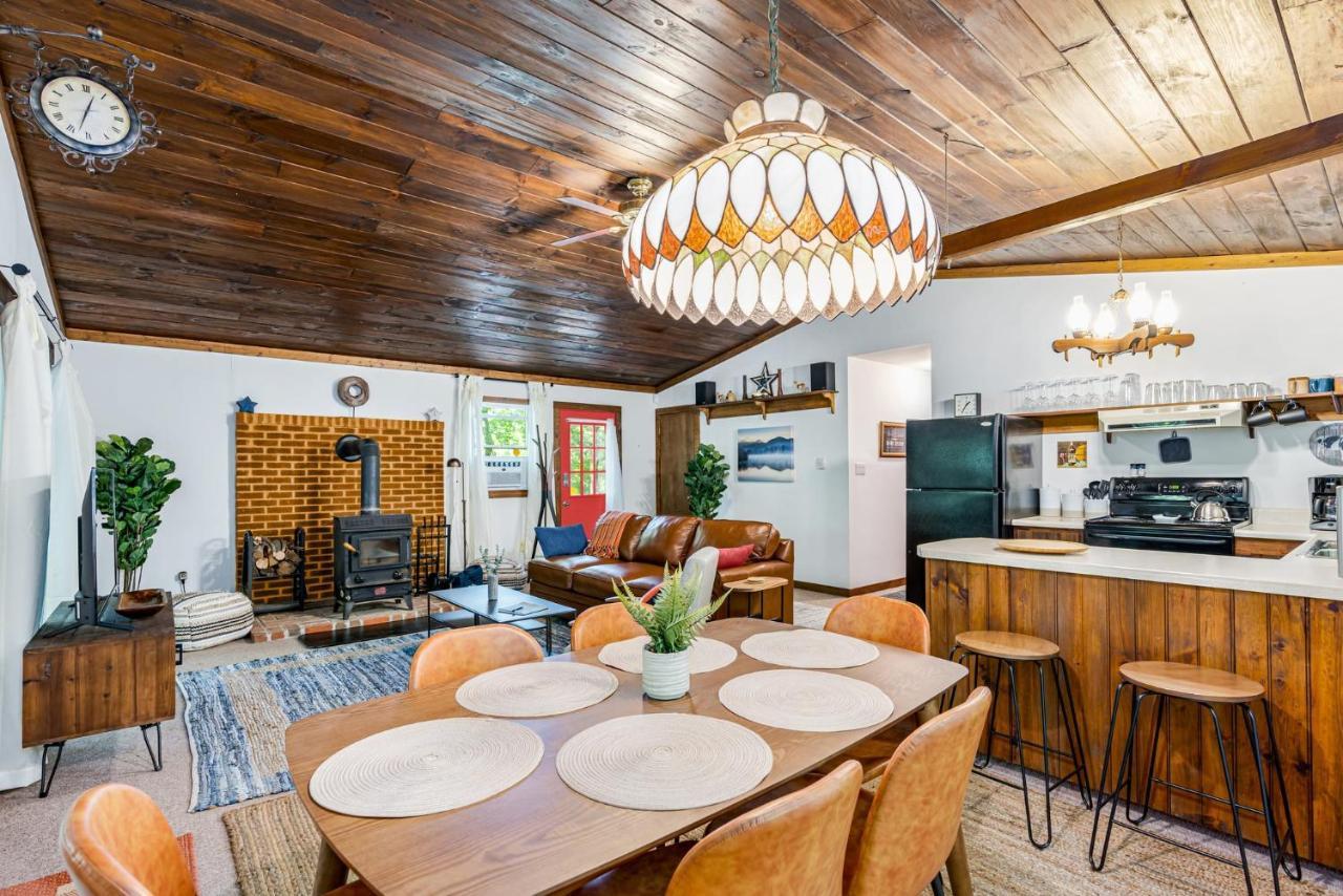 Secluded W Hot Tub, Fire Pit, Deck & Updated Wifi Great Cacapon Buitenkant foto