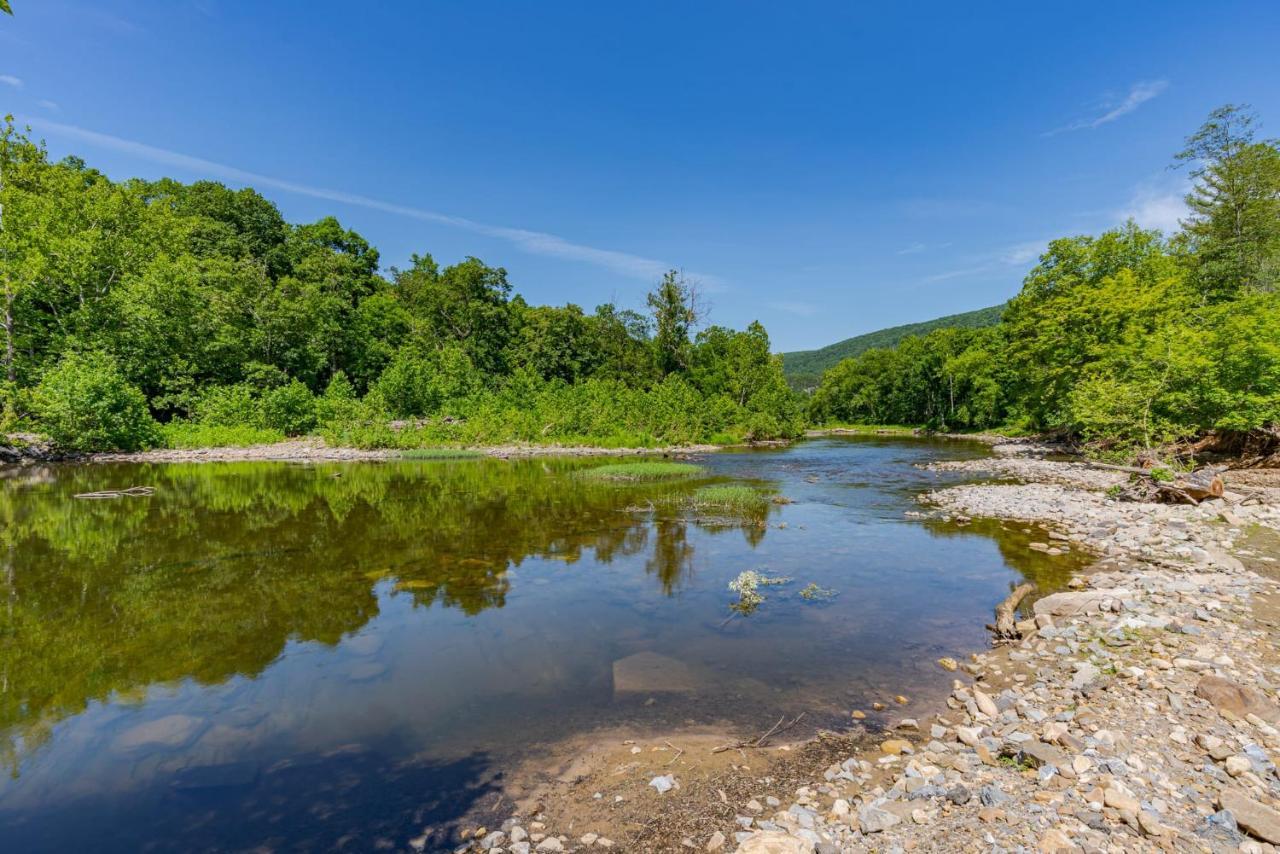 Secluded W Hot Tub, Fire Pit, Deck & Updated Wifi Great Cacapon Buitenkant foto