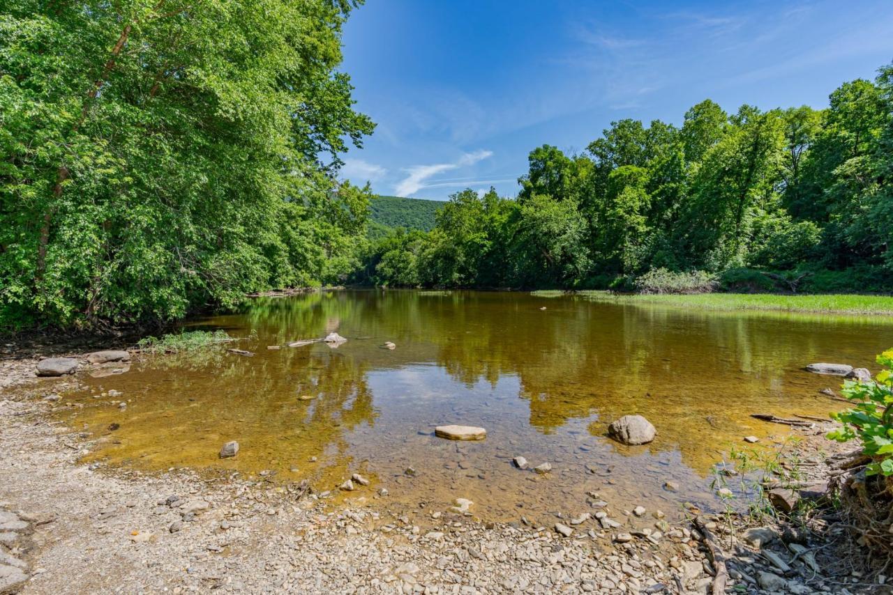 Secluded W Hot Tub, Fire Pit, Deck & Updated Wifi Great Cacapon Buitenkant foto