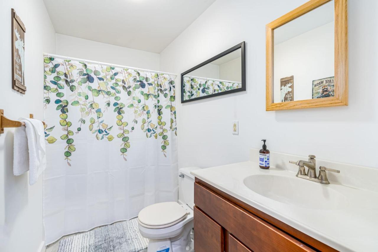 Secluded W Hot Tub, Fire Pit, Deck & Updated Wifi Great Cacapon Buitenkant foto