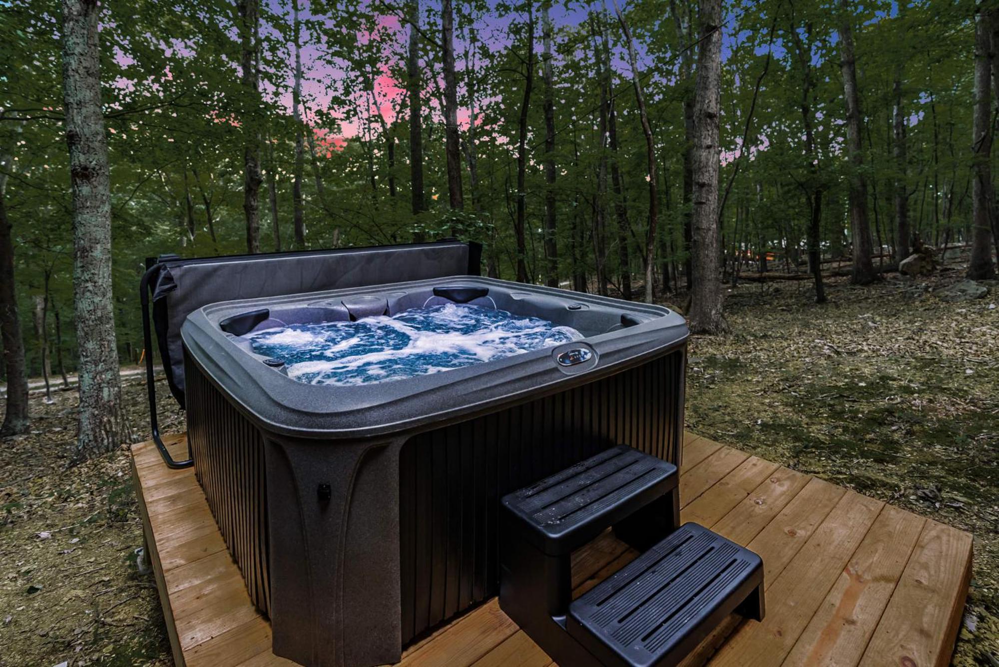 Secluded W Hot Tub, Fire Pit, Deck & Updated Wifi Great Cacapon Buitenkant foto