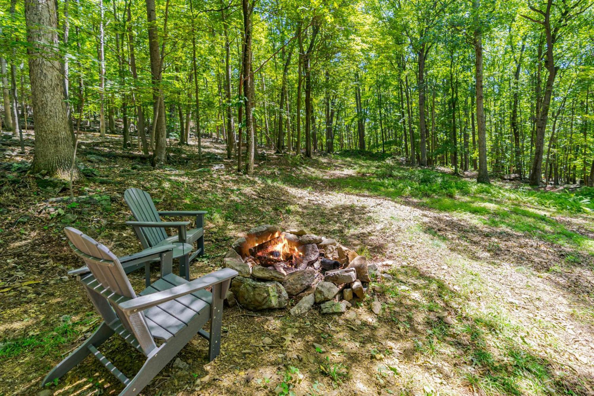 Secluded W Hot Tub, Fire Pit, Deck & Updated Wifi Great Cacapon Buitenkant foto