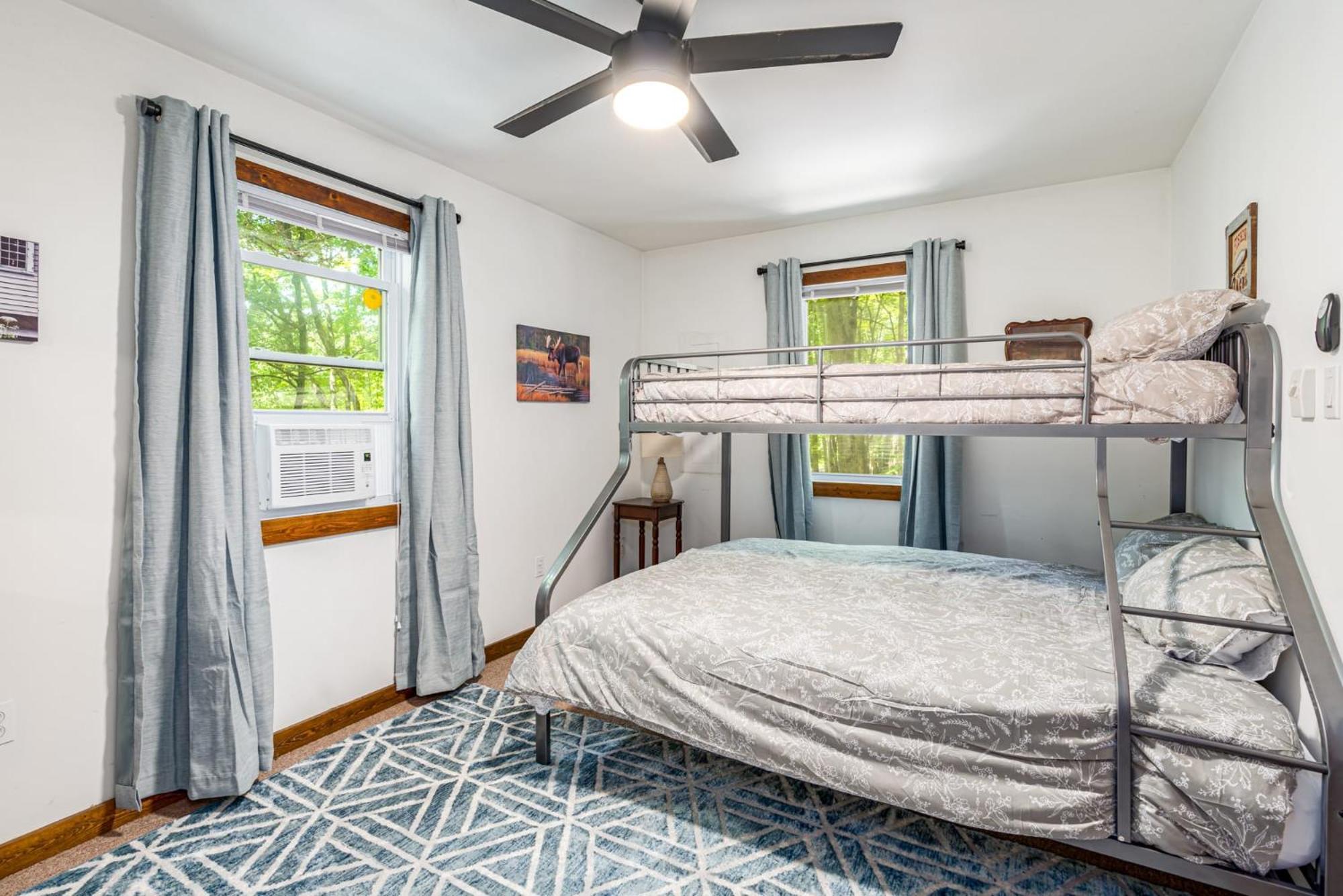 Secluded W Hot Tub, Fire Pit, Deck & Updated Wifi Great Cacapon Buitenkant foto