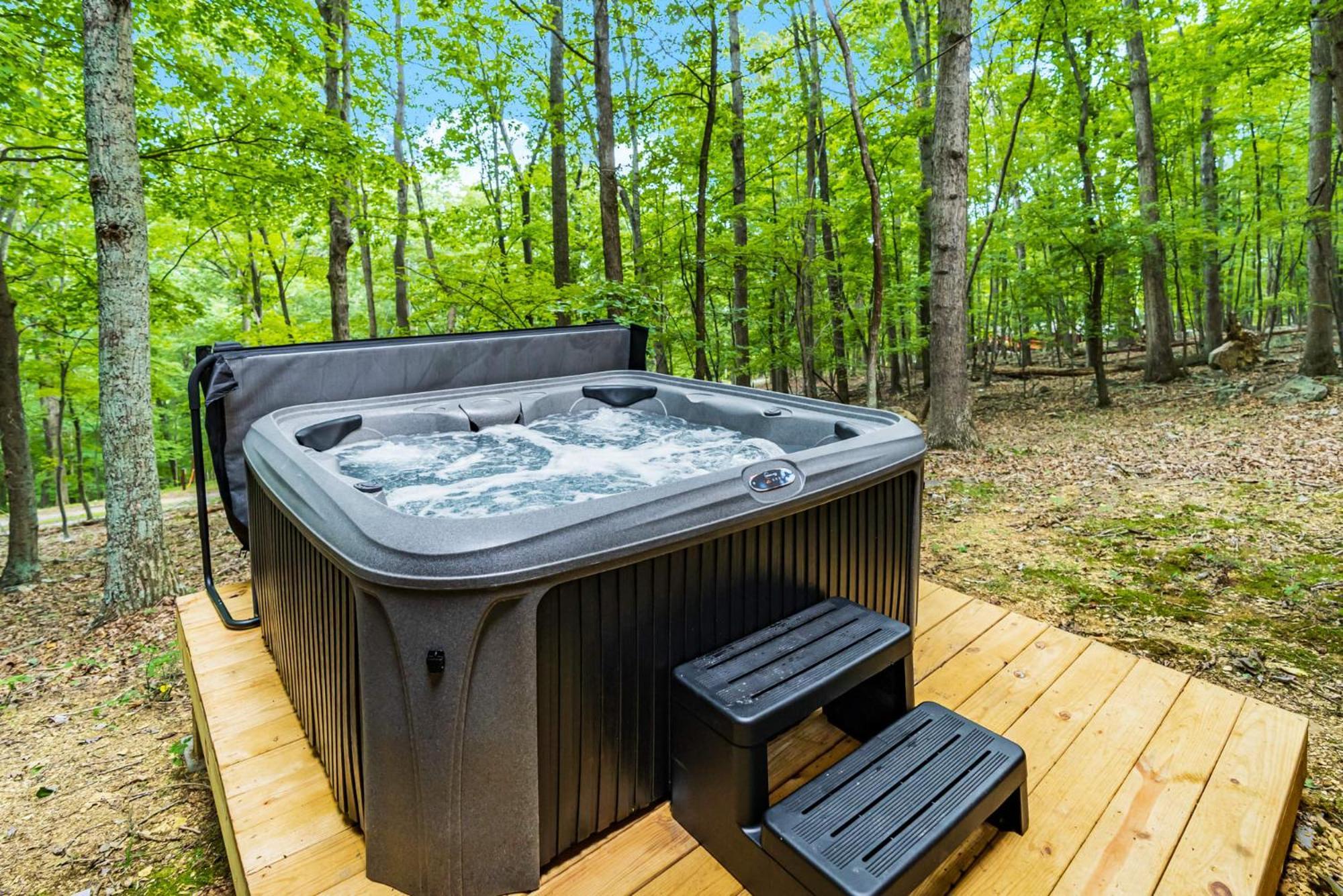 Secluded W Hot Tub, Fire Pit, Deck & Updated Wifi Great Cacapon Buitenkant foto